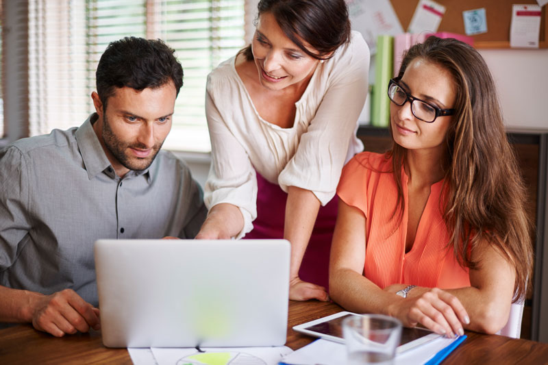 Trabajo de marketing digital y gestión de redes sociales